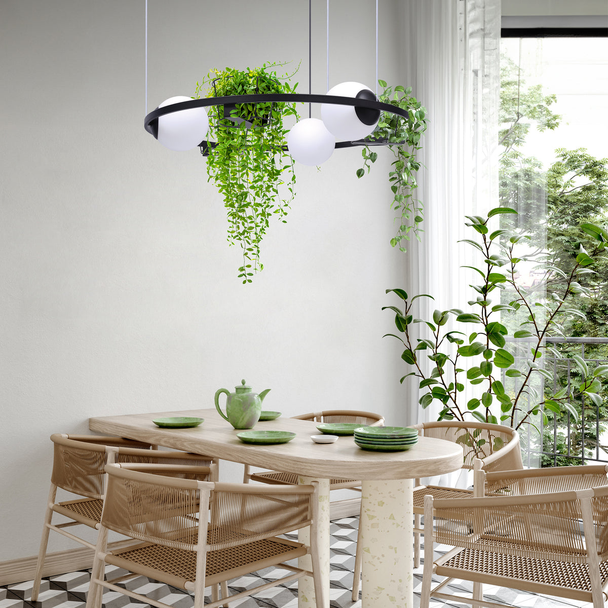 Mise en ambiance au-dessus d'une table à manger en bois clair