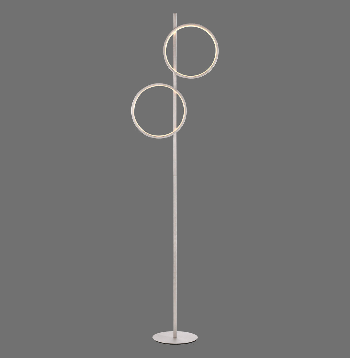 Lampadaire argenté à deux anneaux LED, vue de face sur fond gris.