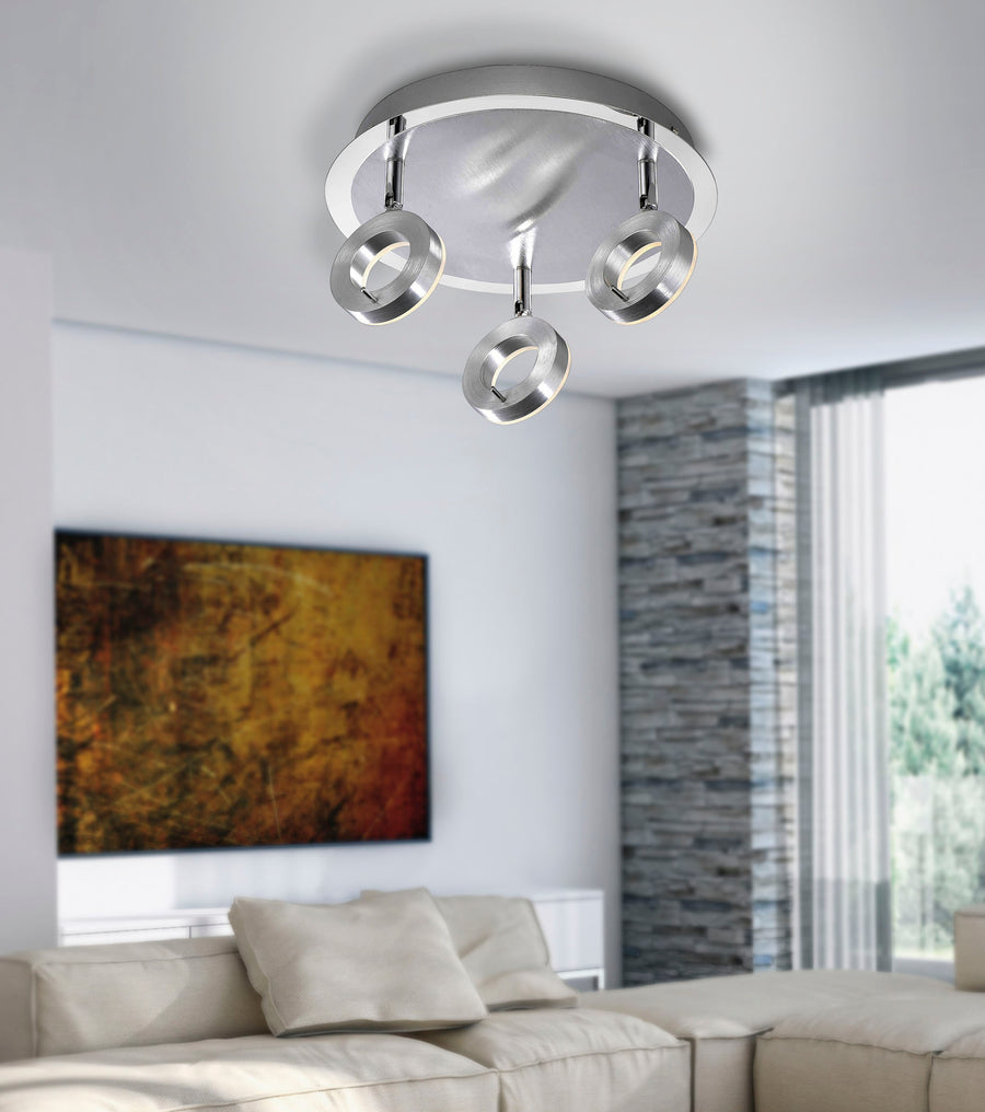 Plafonnier installé au plafond dans un salon moderne au-dessus d'un canapé