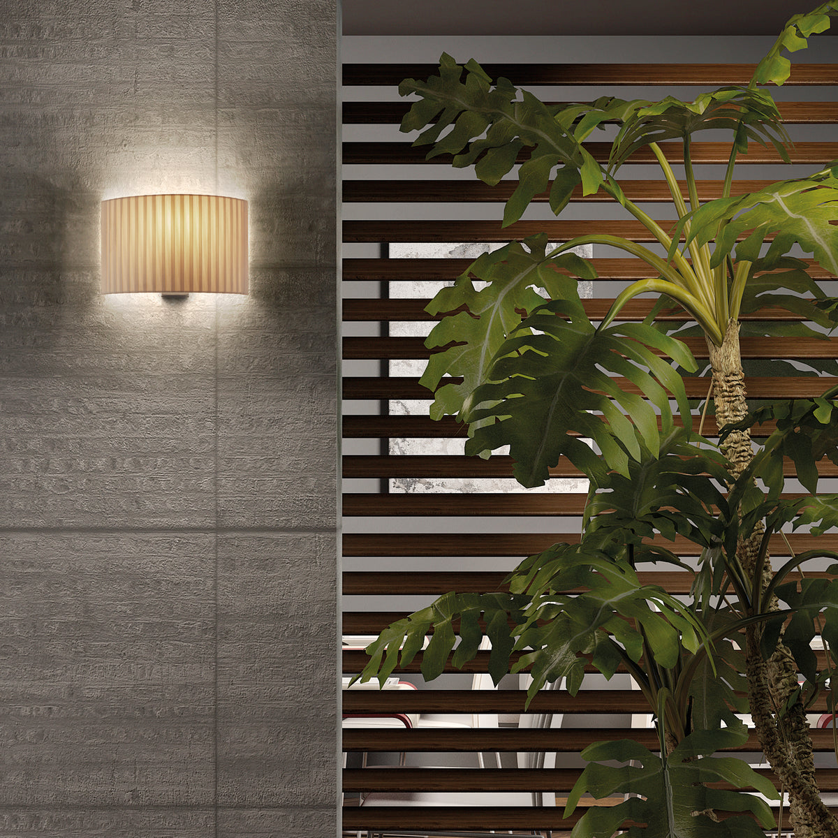 Applique murale allumée sur mur béton, claustra bois et plante verte.