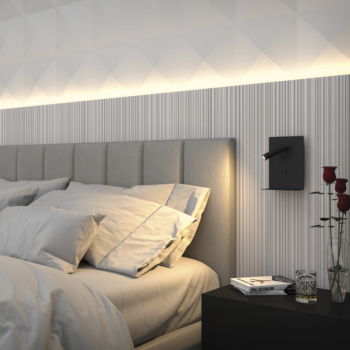 Ambiance de chambre avec applique murale noire allumée au-dessus d'une table de nuit.