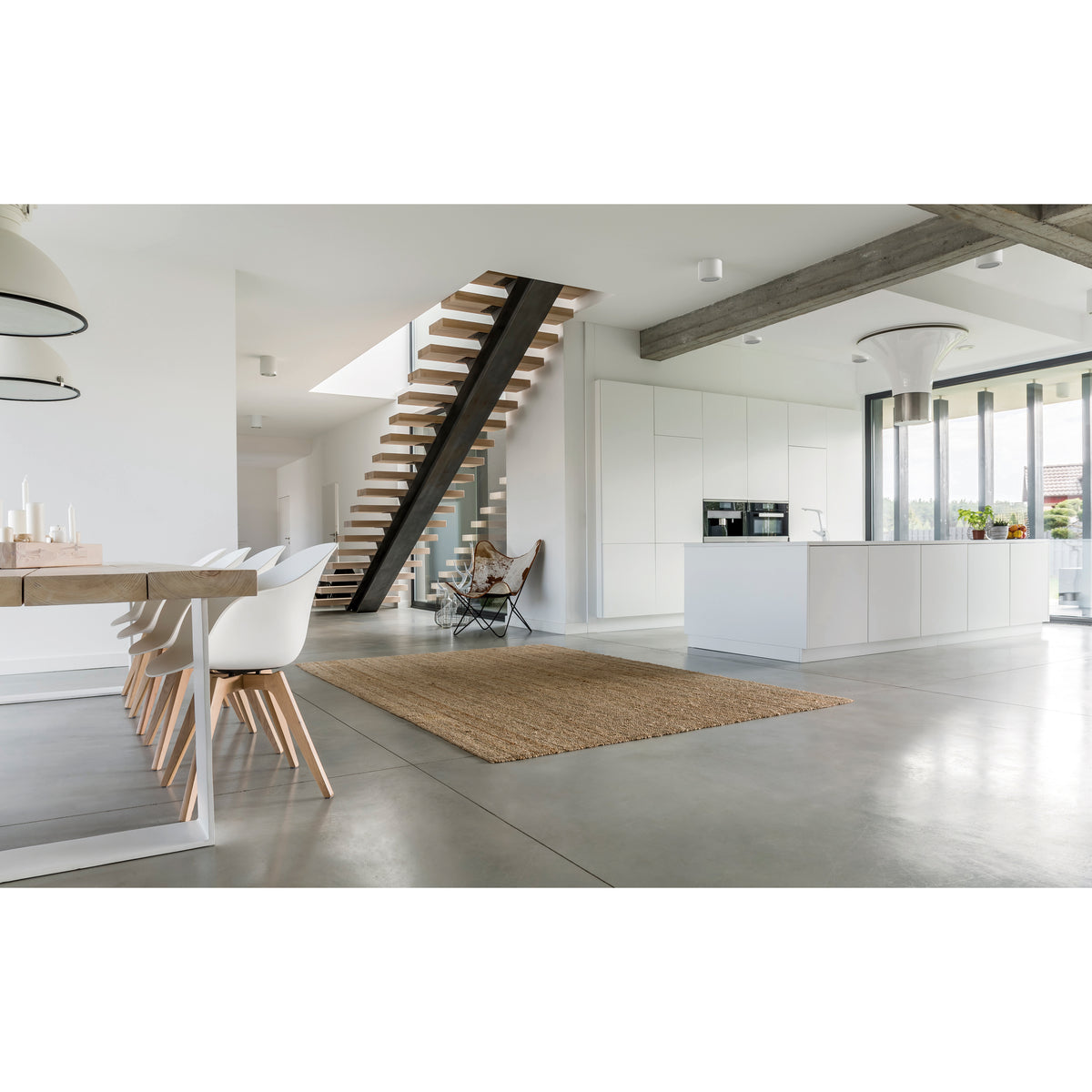 Mise en ambiance dans un séjour moderne, spots blancs fixés au plafond.