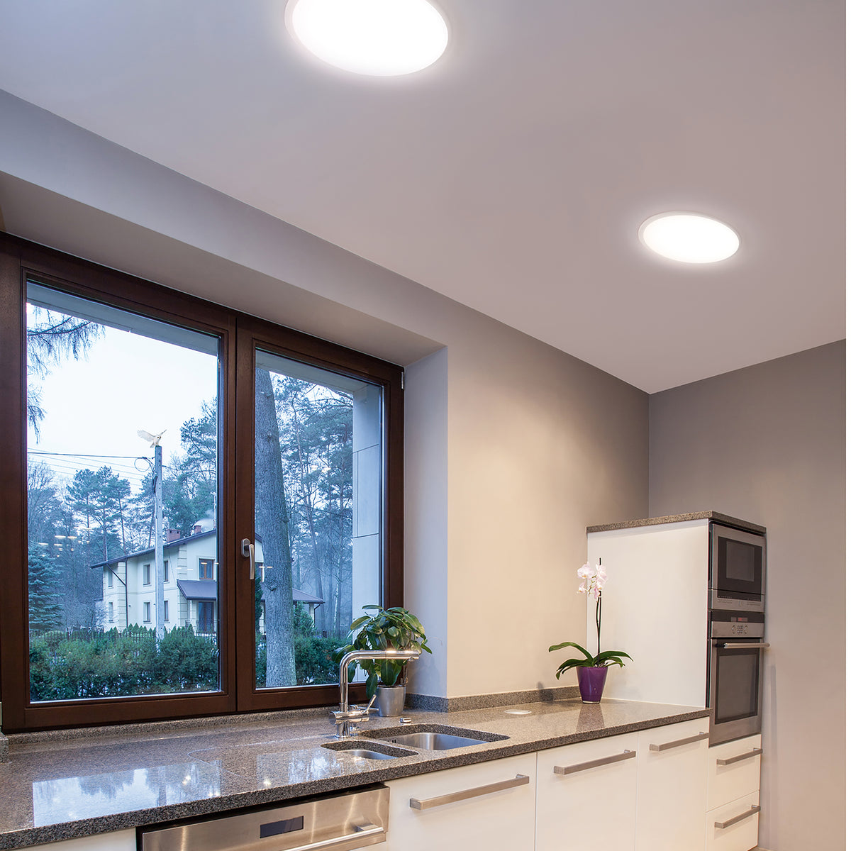 Vue en plongée sur les luminaires fixés au plafond au-dessus du plan de travail.