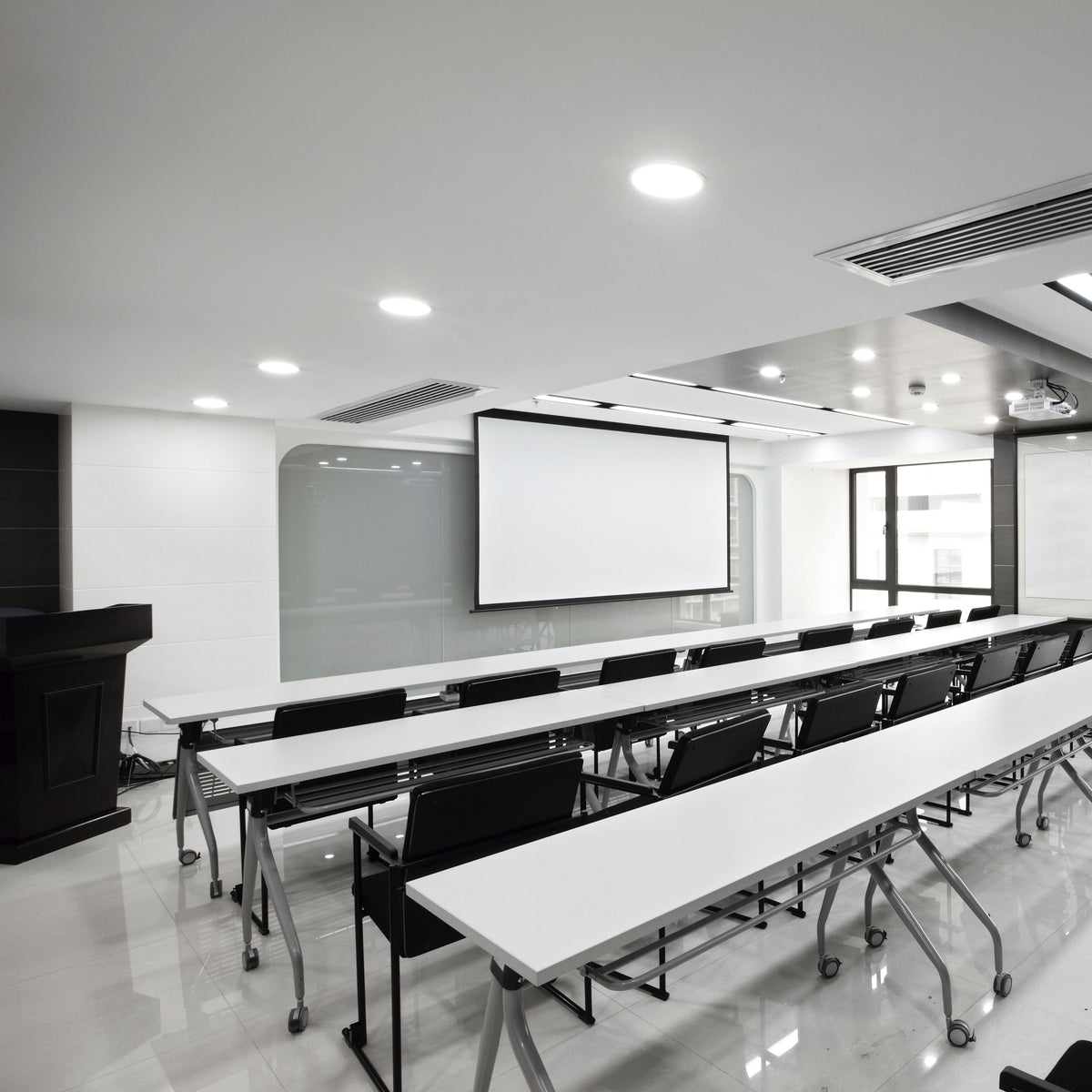 Mise en ambiance du spot encastré au plafond d'une salle de réunion.