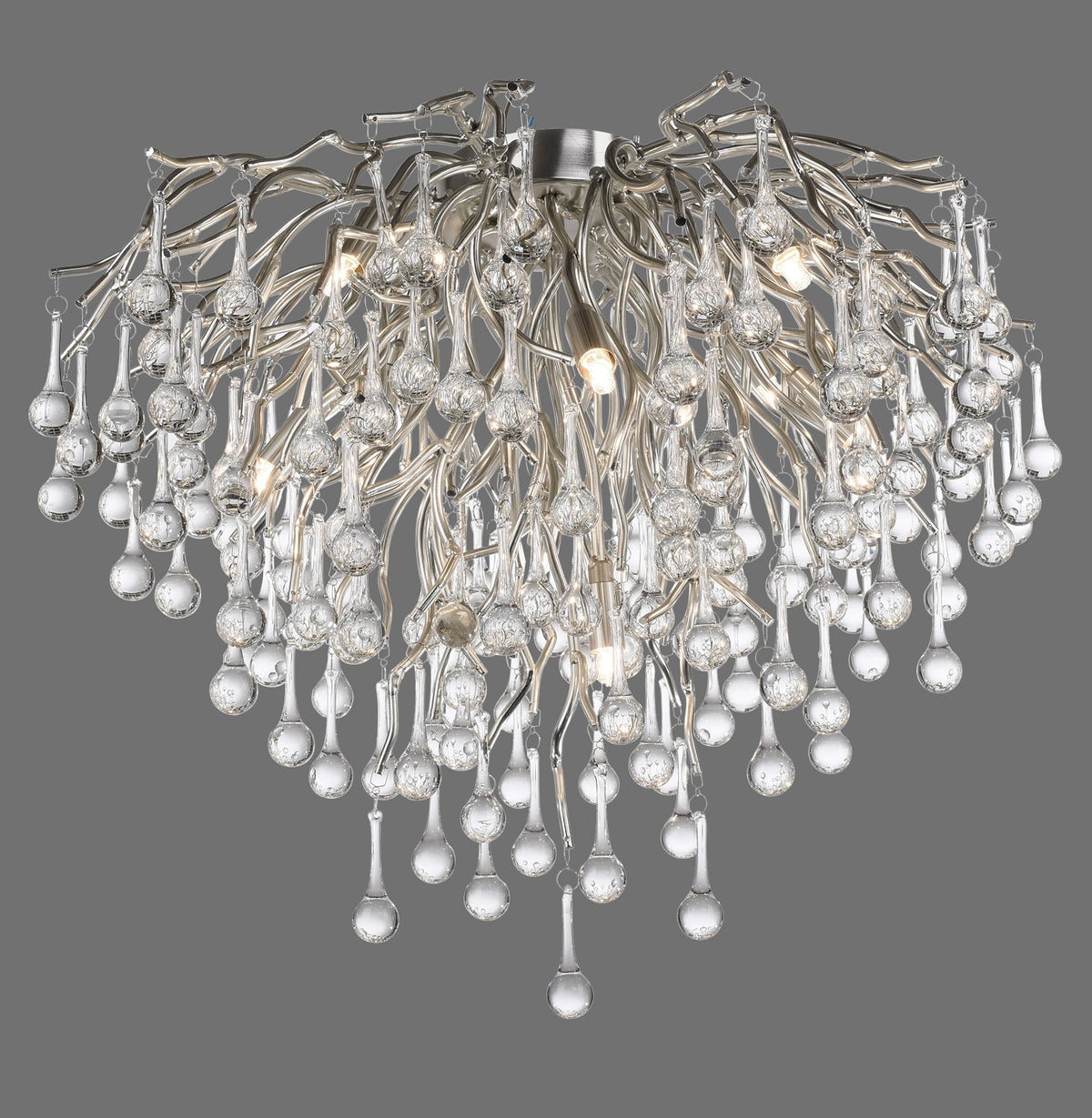 Vue de face sur fond gris, structure chromée ramifiée et nombreux pendants en verre transparent.
