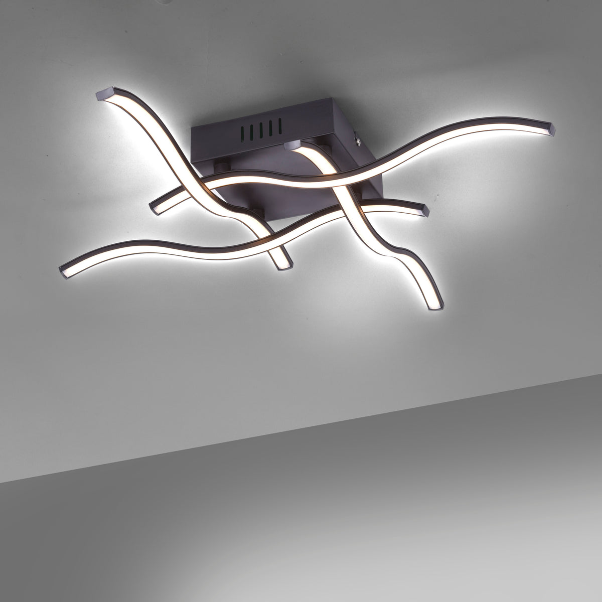 Gros plan du plafonnier allumé diffusant une lumière blanche au plafond