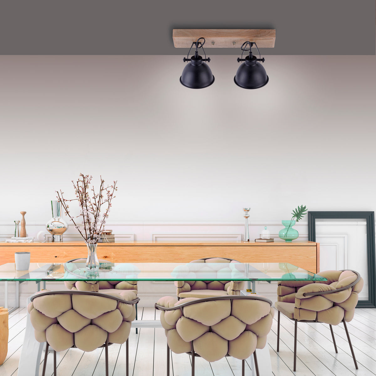 Mise en ambiance au-dessus d'une table de salle à manger en verre et chaises beiges.