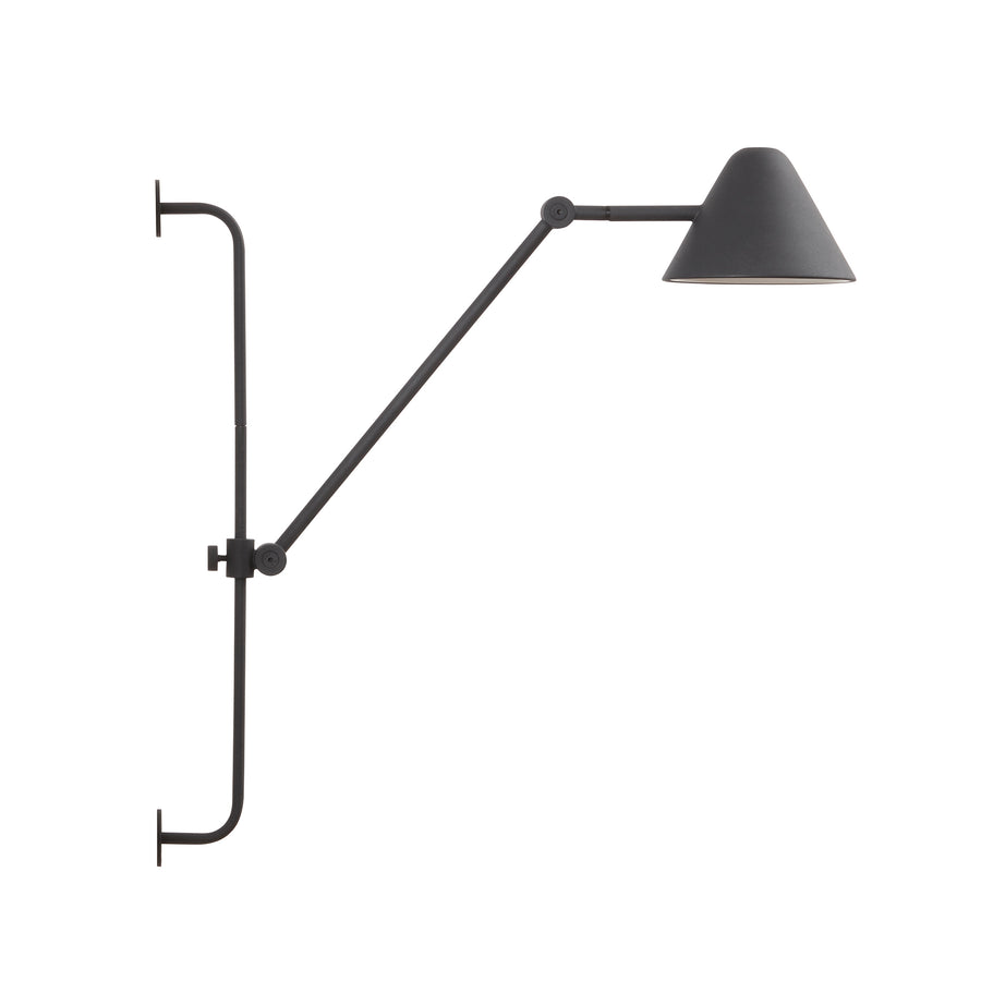 Applique murale noire avec bras articulé et abat-jour conique, vue de profil sur fond blanc.