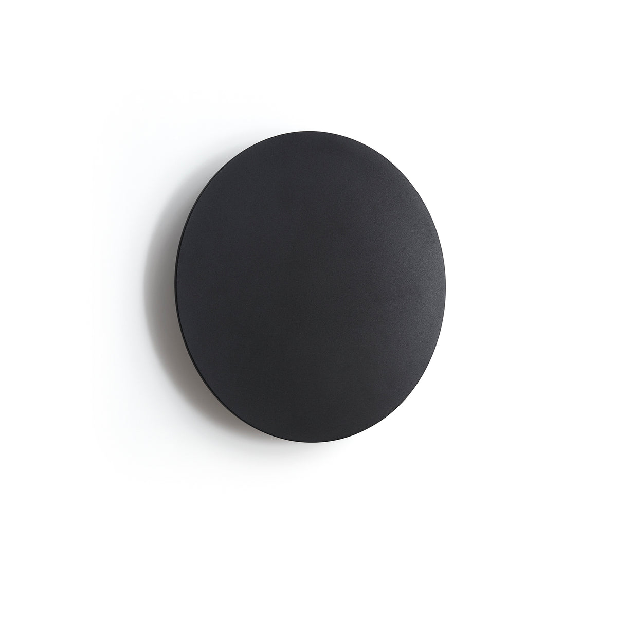 Vue de face de l'applique murale circulaire noire mate sur fond blanc