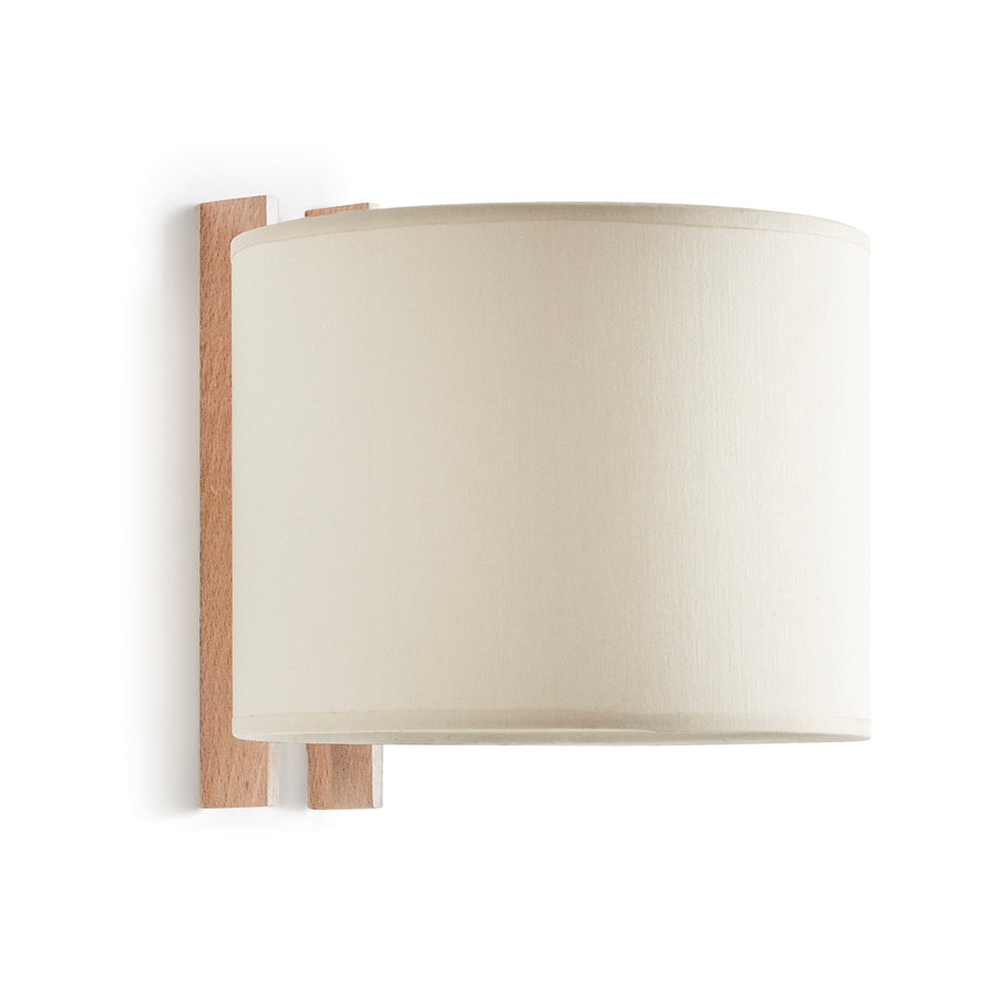 Applique murale de face, abat-jour cylindrique en coton beige et support en bois de hêtre.