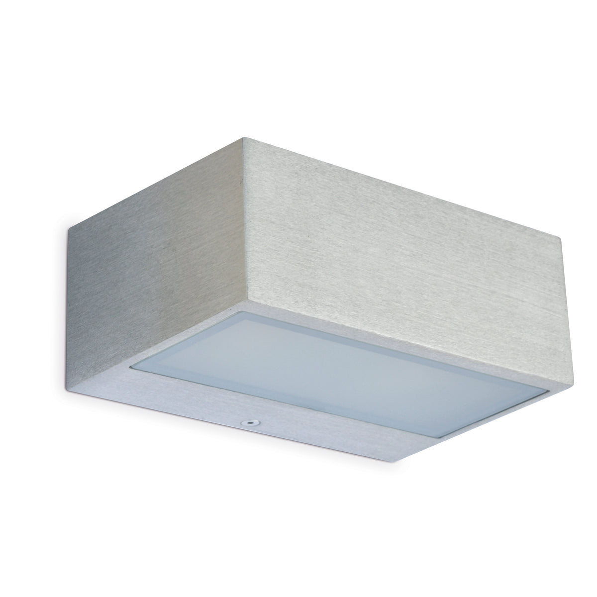 Vue de trois quarts d'une applique murale en aluminium brossé avec diffuseur blanc.