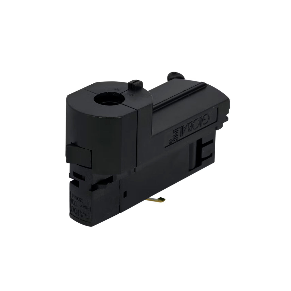 Adaptateur noir vu de trois quarts, boîtier texturé et marquages techniques moulés sur le flanc.
