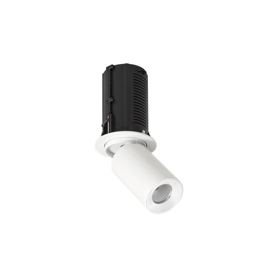 Spot encastrable blanc orienté, corps noir nervuré et collerette circulaire, sur fond neutre.