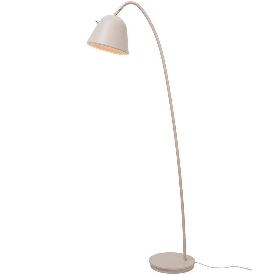 Lampadaire beige de profil, bras arqué et abat-jour conique, socle rond au sol.