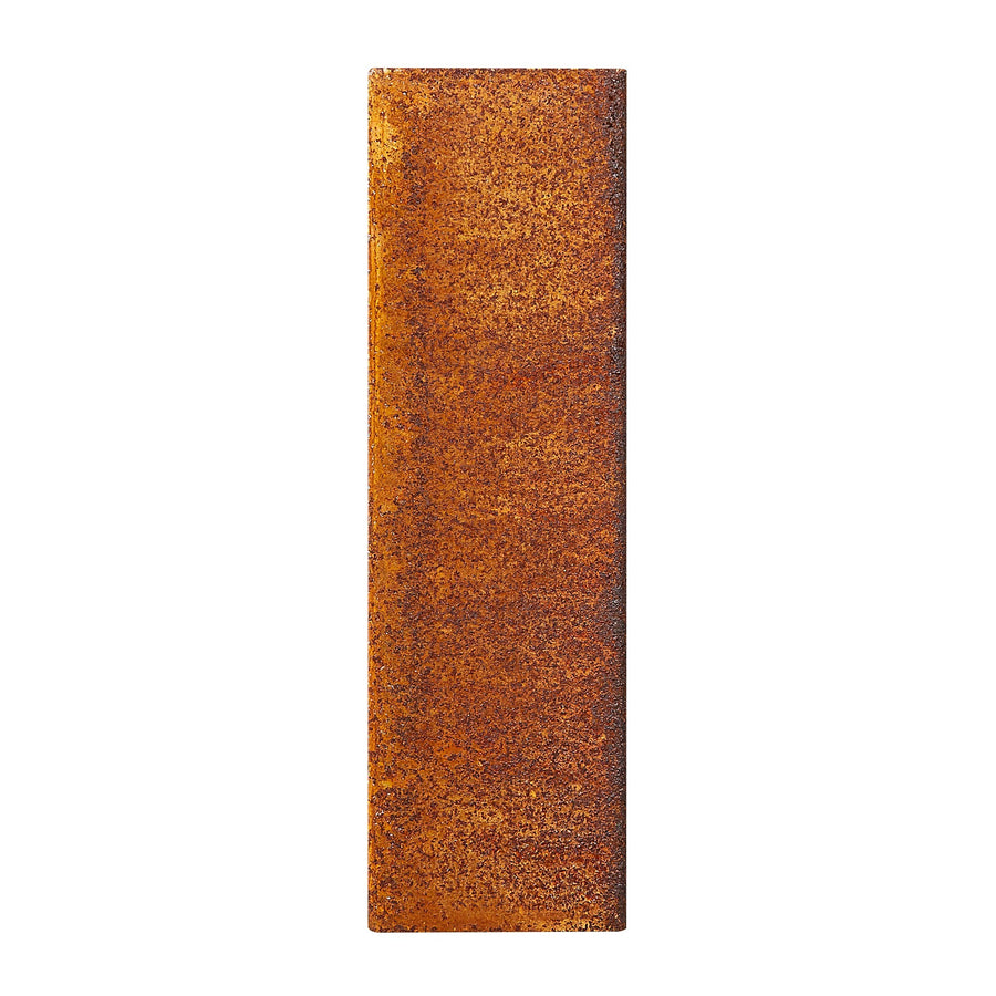 Vue de face de l'applique rectangulaire en acier corten à la surface rouillée.