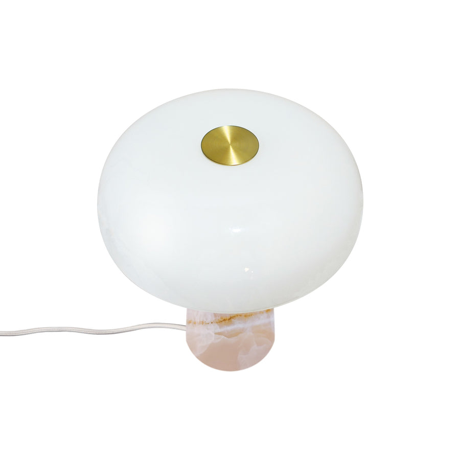 Vue de dessus de la lampe, abat-jour blanc et bouton doré central.