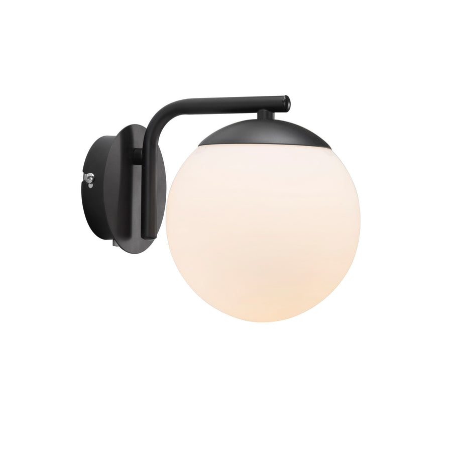 Vue produit sur fond blanc de l'applique noire avec globe en verre opalin