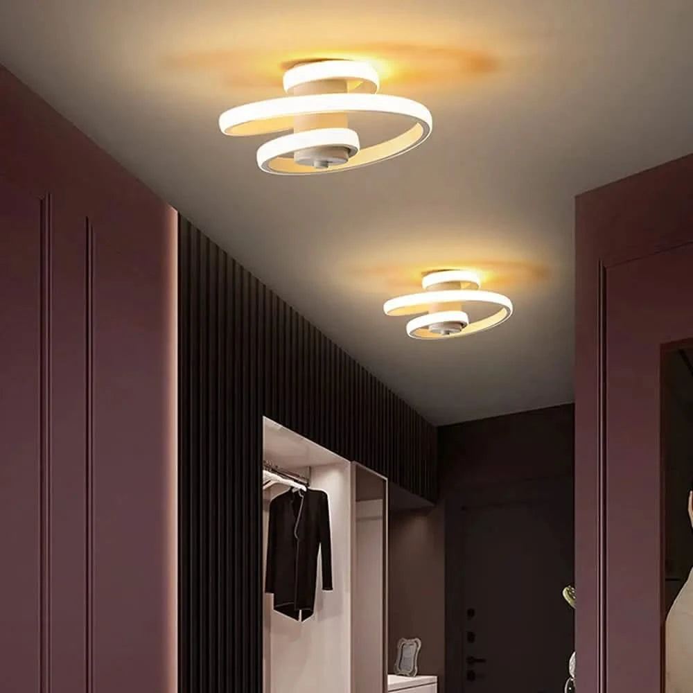 Ambiance chaleureuse dans un dressing, deux luminaires allumés au-dessus d'une penderie