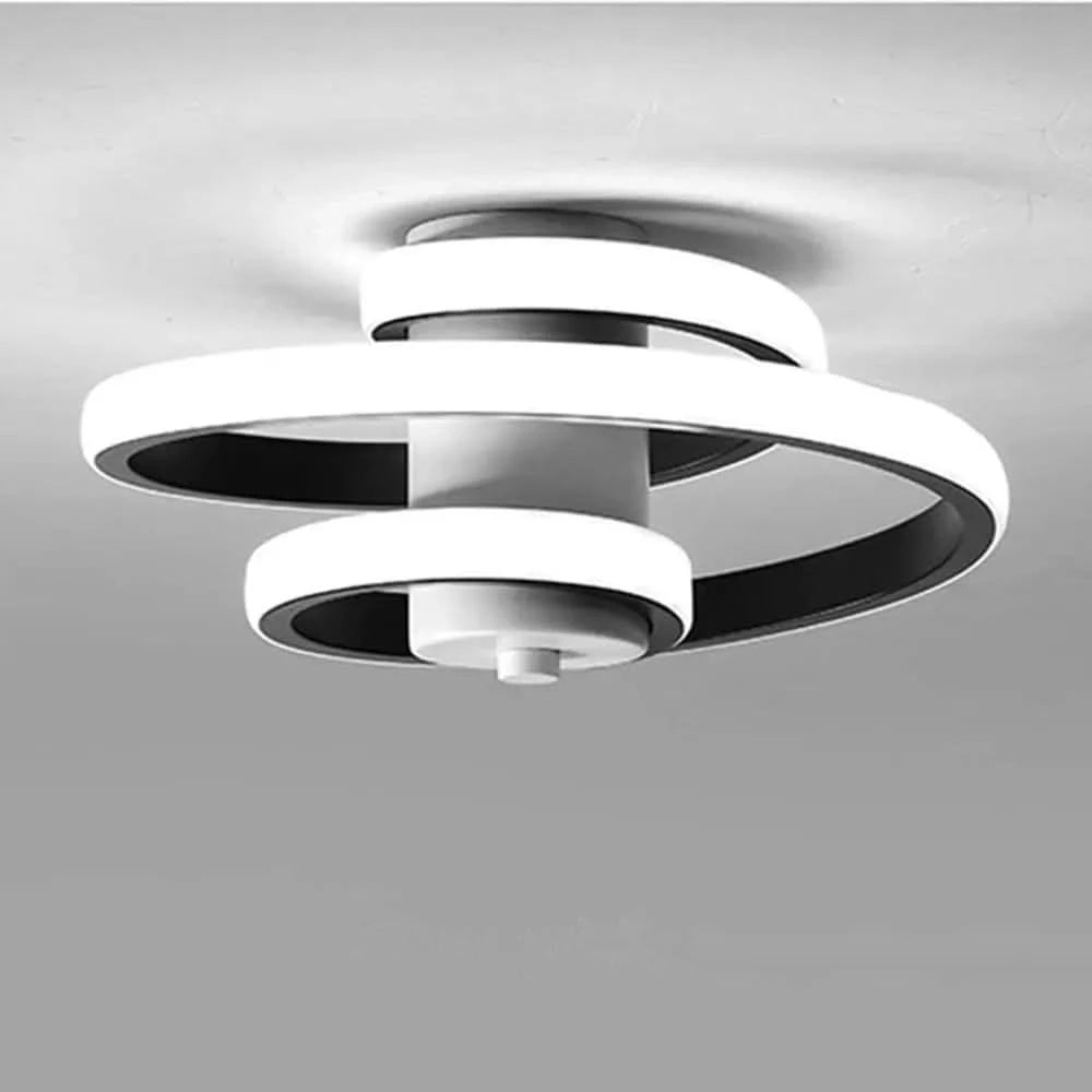 Vue produit de face, plafonnier blanc à trois anneaux superposés sur fond gris clair