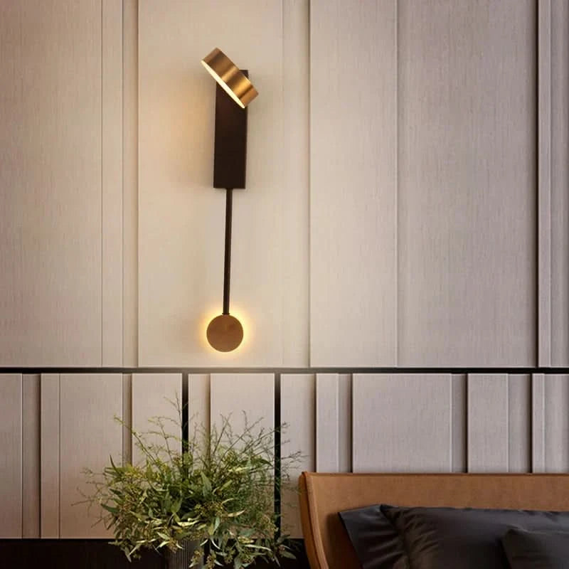 Applique murale doree sur tete de lit en bois, ambiance chambre, plantes vertes devant