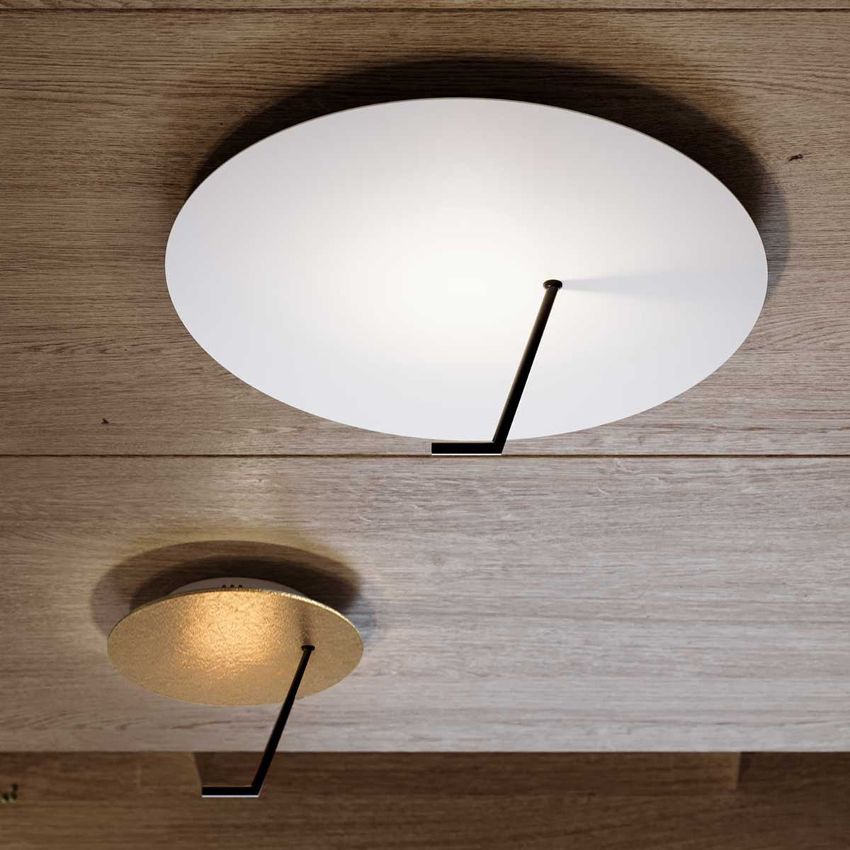 Deux plafonniers ovale et rond sur plafond bois, version blanche et dorée.