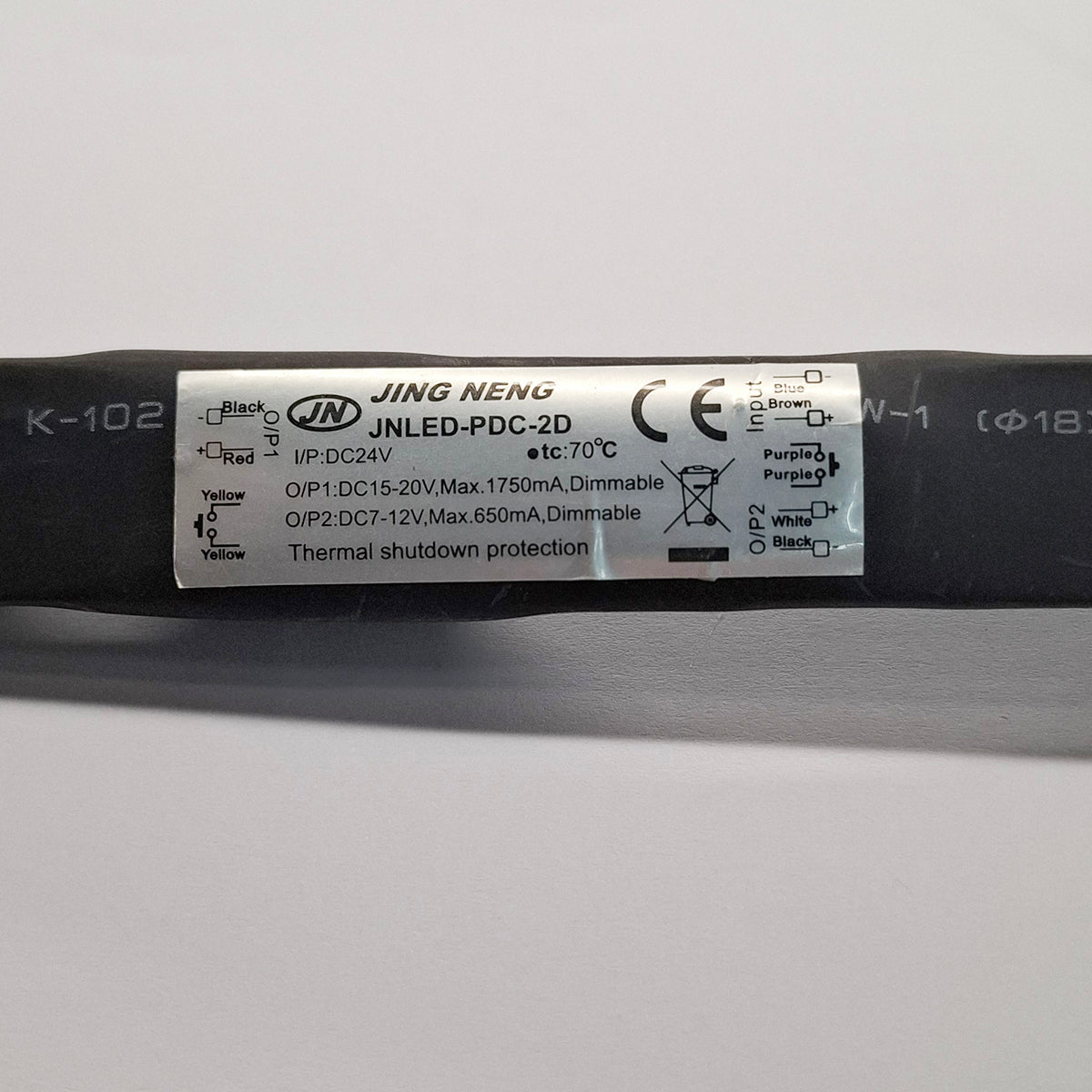 Gros plan sur l'étiquette technique du boîtier avec marquage CE et caractéristiques du produit.