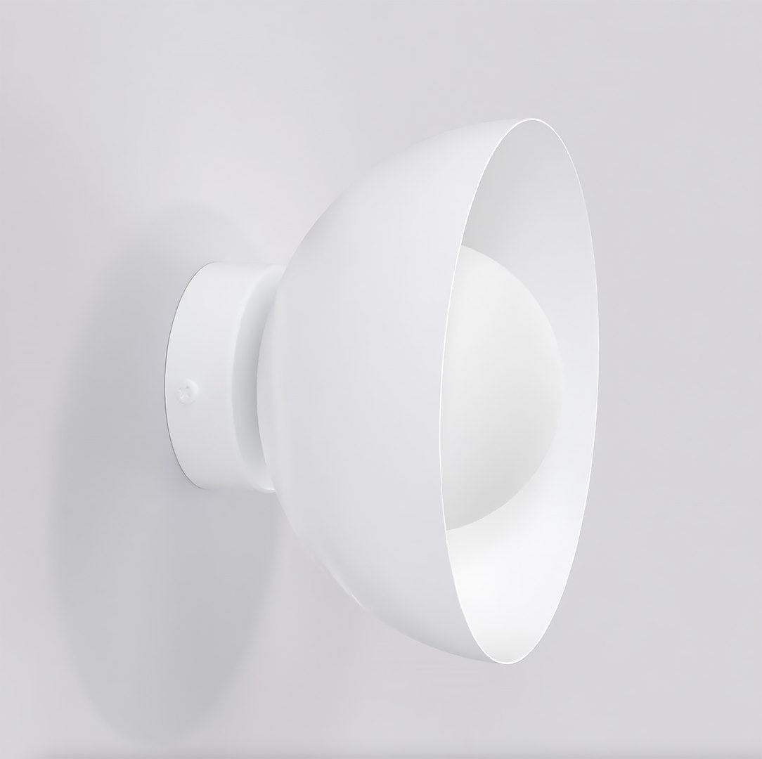Vue de trois-quarts du luminaire blanc sur fond gris clair, coupelle extérieure bien visible