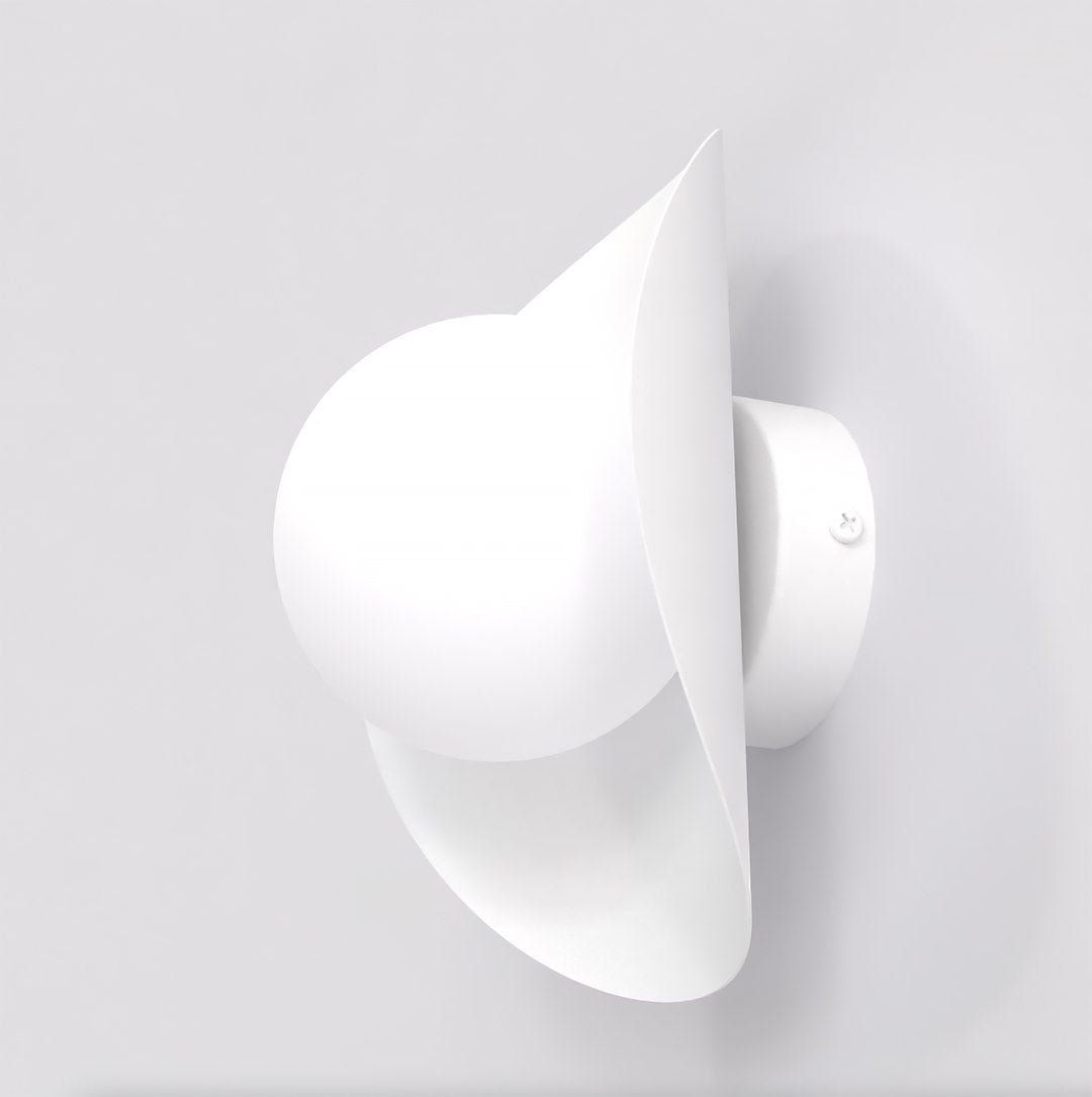 Vue de trois quarts du luminaire blanc avec sphère opaline et pétales courbes