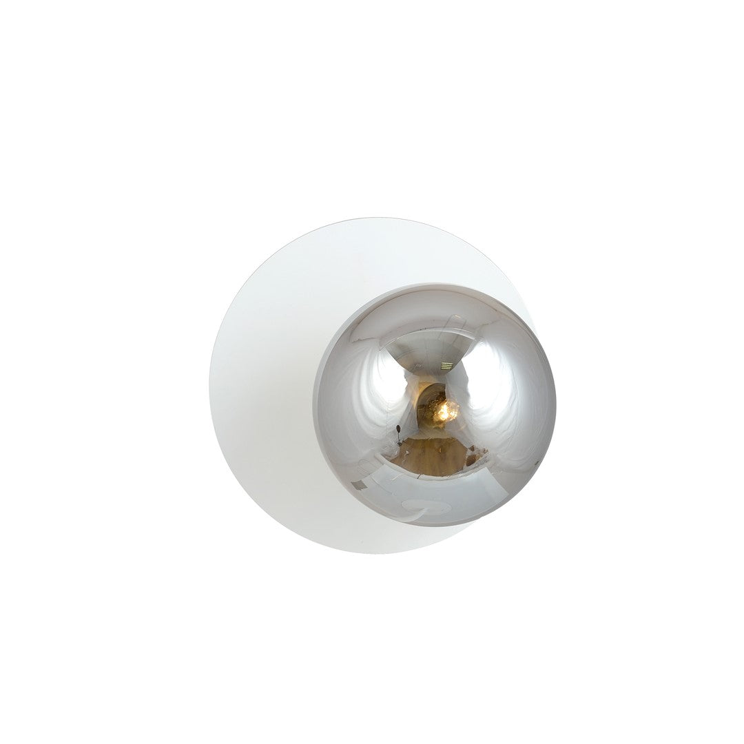 Vue de face sur fond blanc, sphère en verre graphite et socle rond blanc