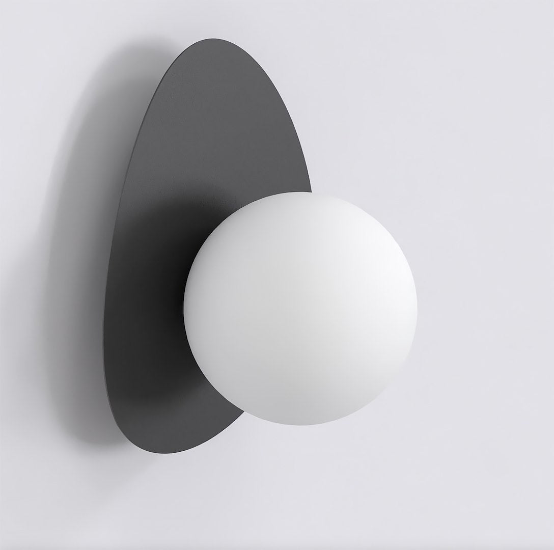 Vue de trois quarts de l'applique murale noire avec diffuseur sphérique blanc sur fond clair