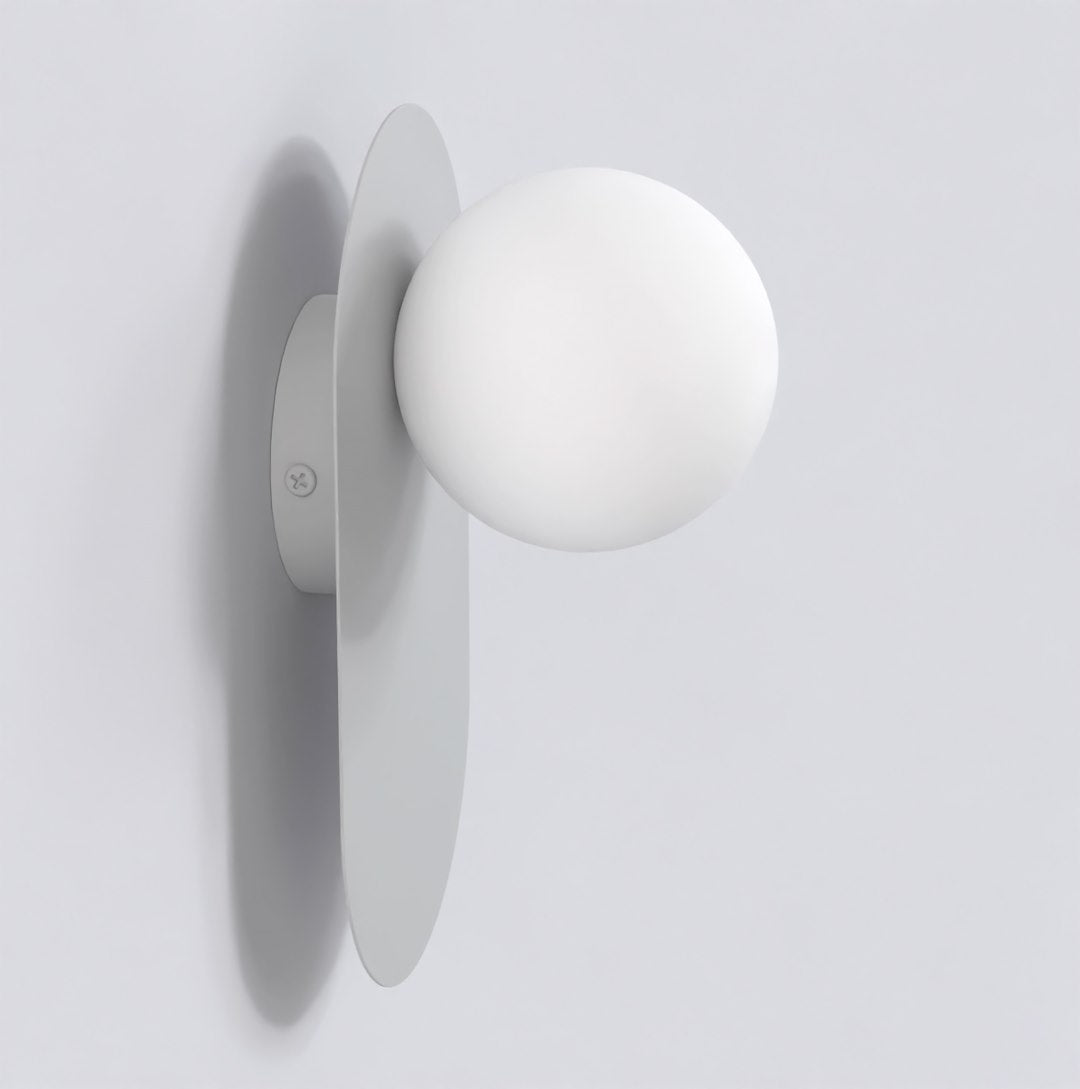 Vue de profil de l'applique montrant la platine de fixation ronde et la sphère blanche