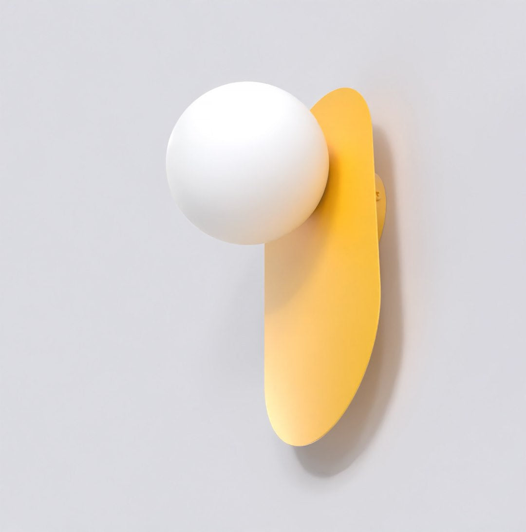 Vue en plongée de l'applique orange avec le globe blanc décentré vers le haut.