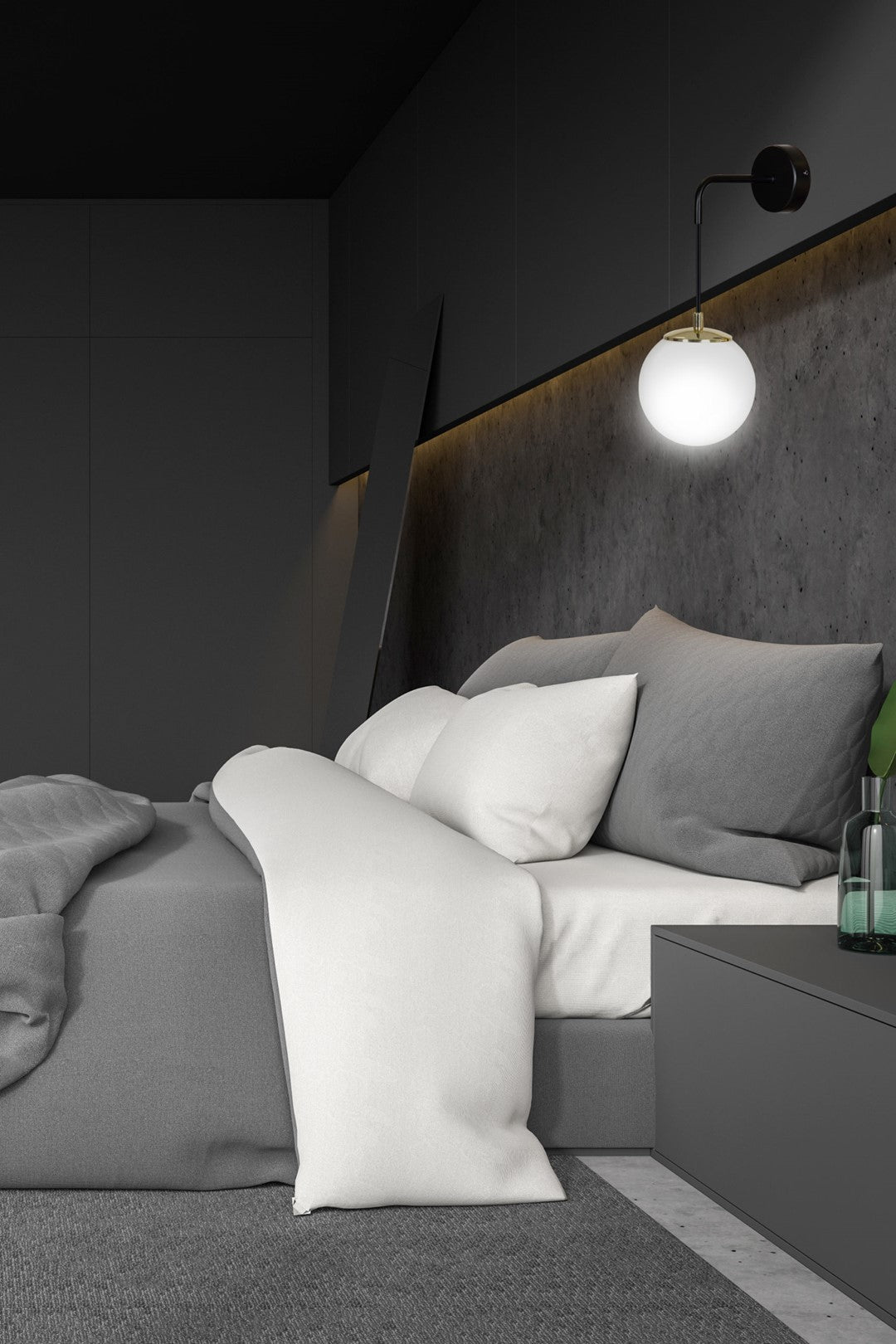 Mise en ambiance chambre sombre, applique allumée au-dessus du lit gris.