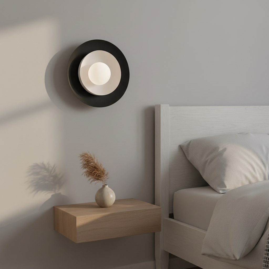 Mise en ambiance chambre avec applique au-dessus d'une table de chevet