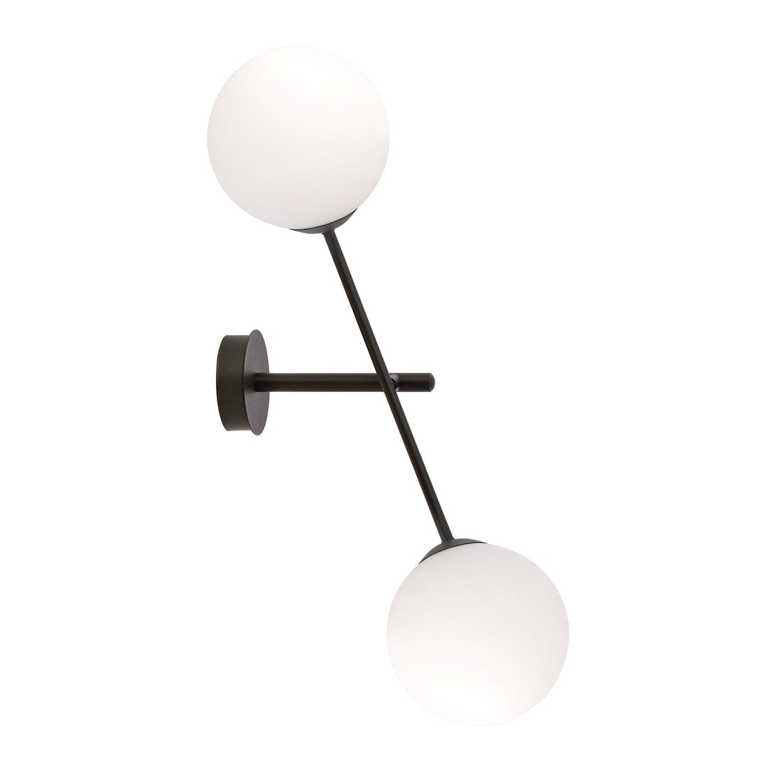 Applique murale noire à deux globes de verre opale, vue de face sur fond blanc