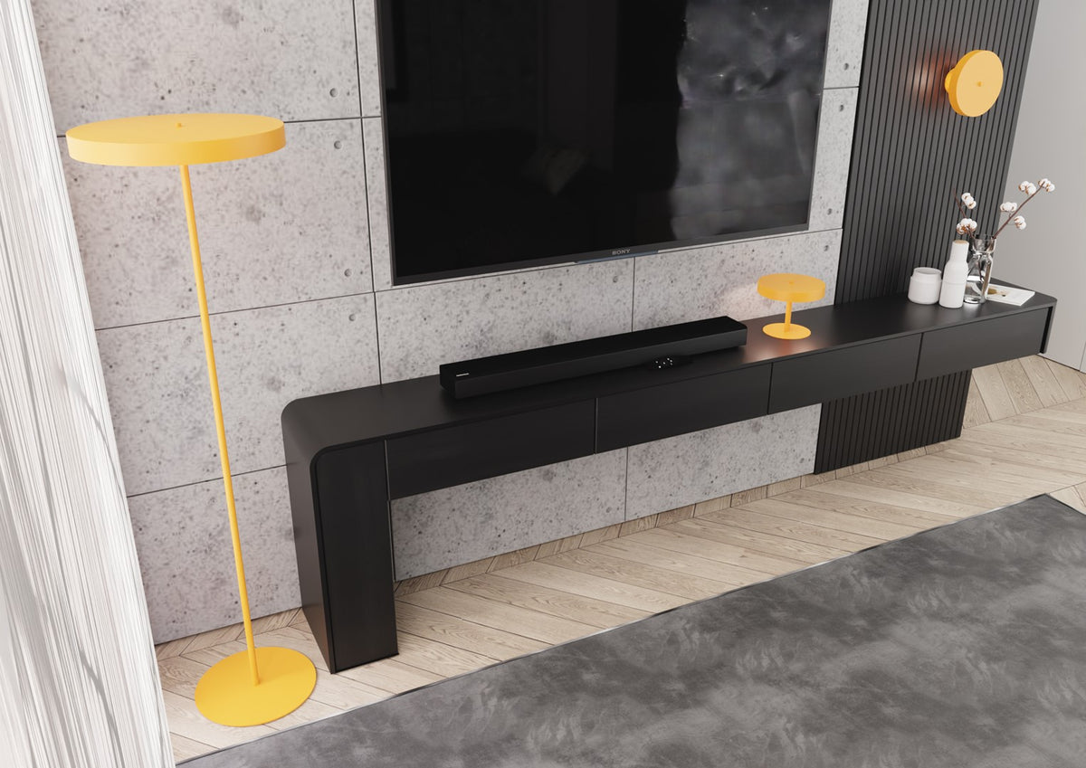 Mise en ambiance salon avec meuble TV noir et applique allumée