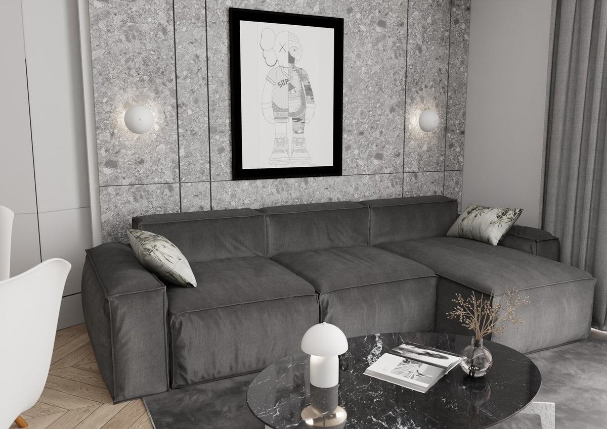 Ambiance pièce à vivre : appliques murales de part et d'autre d'une grande affiche encadrée.