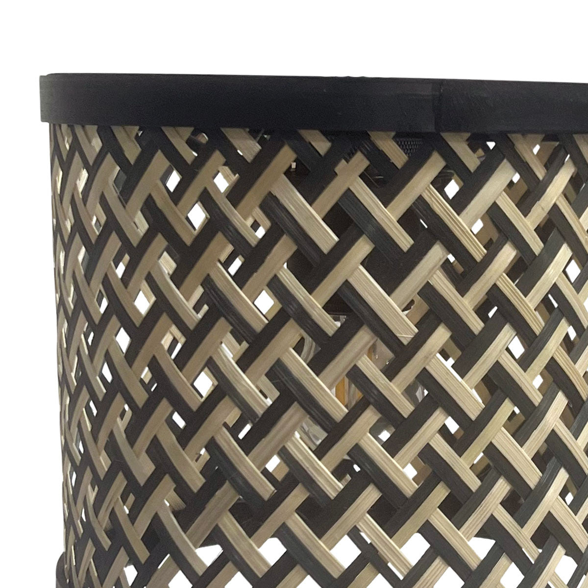 Gros plan sur la finition du tressage bambou noir et beige