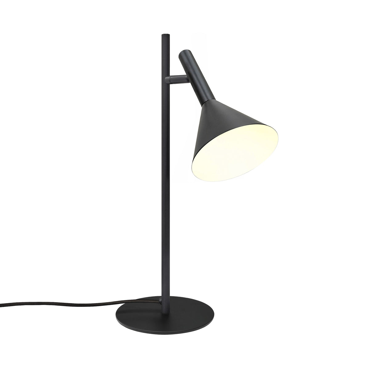 Lampe à poser noire allumée, abat-jour conique incliné sur fond blanc