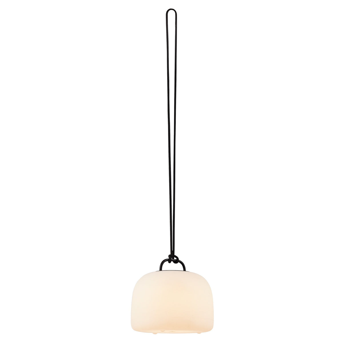 Lampe suspendue par une fine cordelette noire passée dans son anse.
