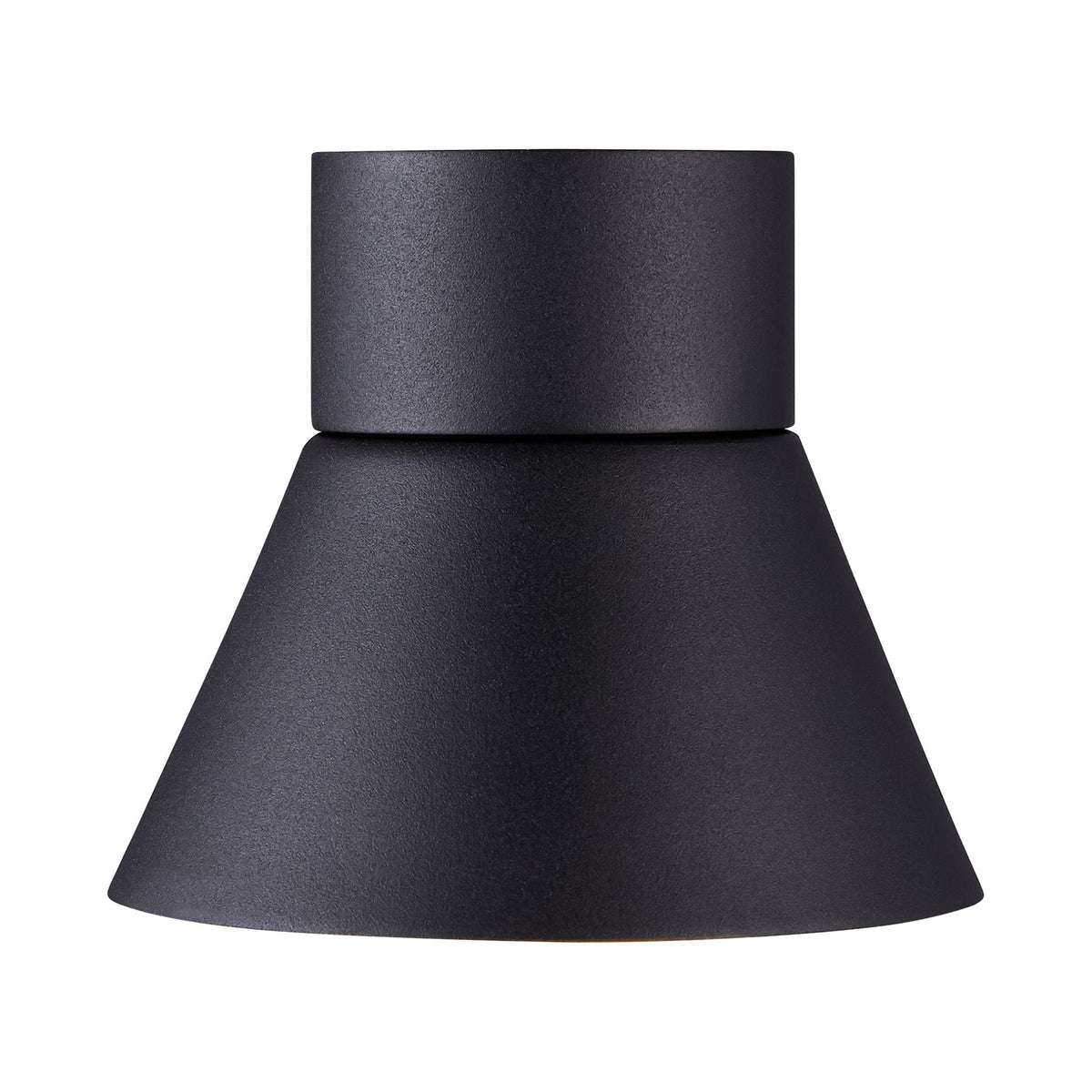Applique noire en gros plan, partie cylindrique supérieure et abat-jour conique.