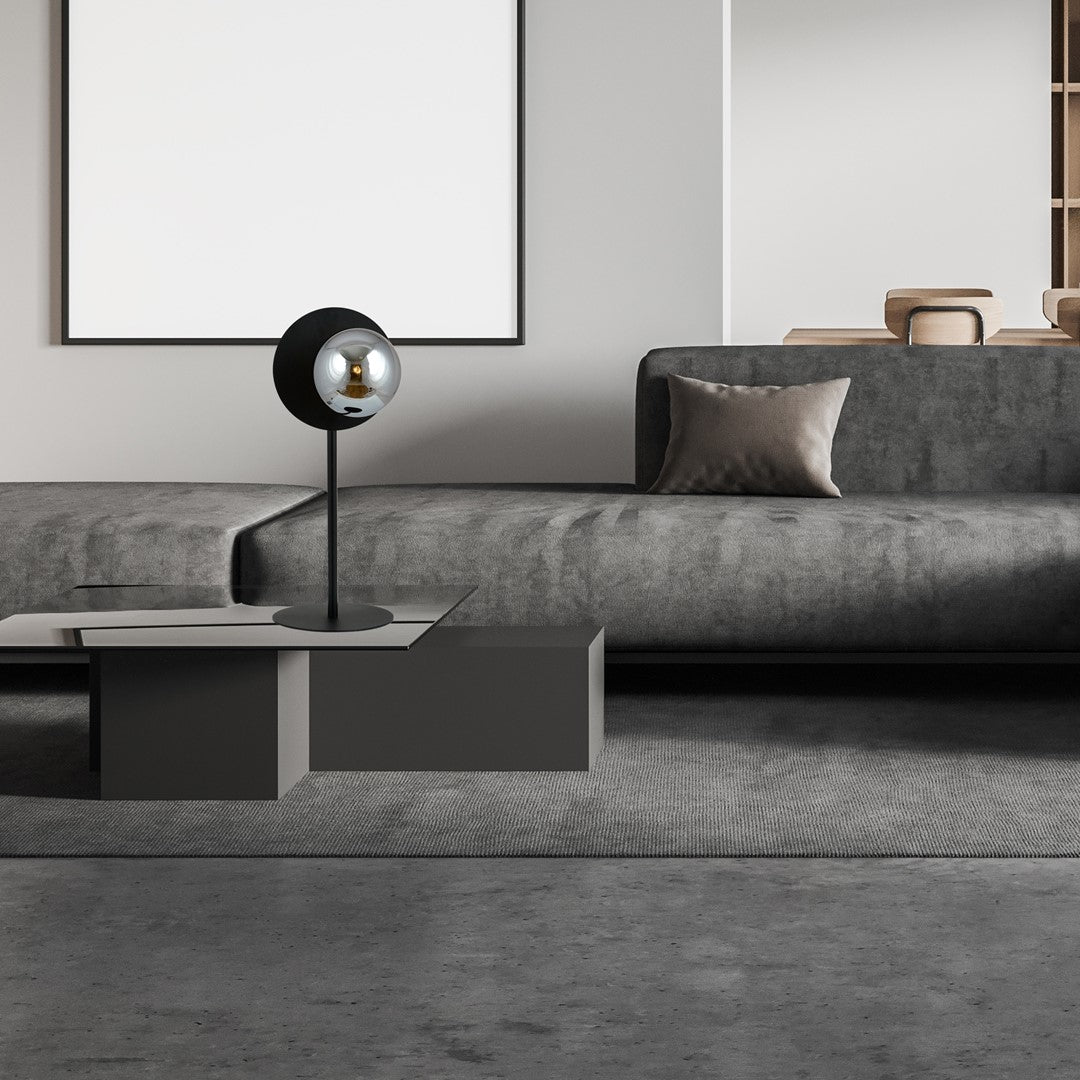 Mise en ambiance sur table basse devant un canapé gris dans un salon