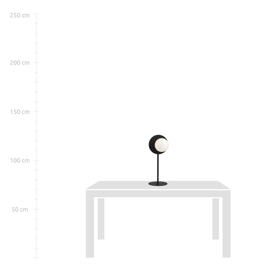 Mise en situation sur une table blanche avec repères de hauteur jusqu'à 250 cm.