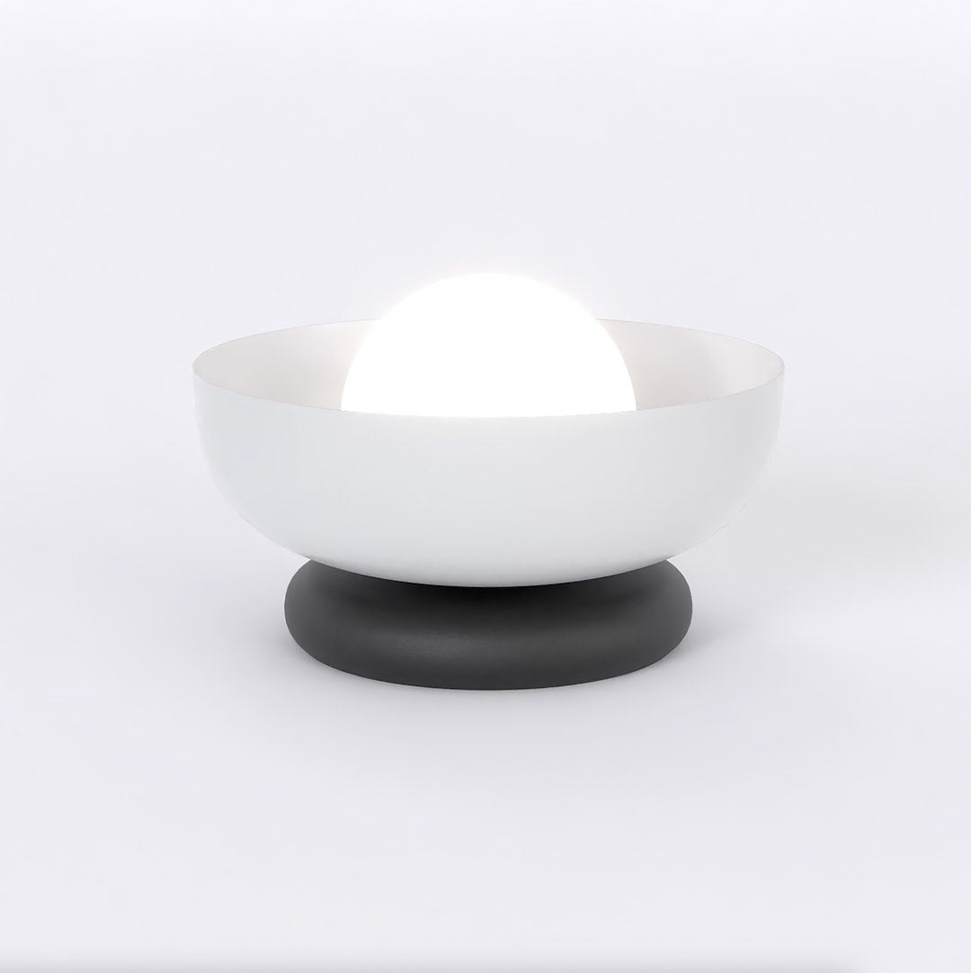 Lampe de chevet blanche vue de face, globe lumineux allumé dans la coupelle