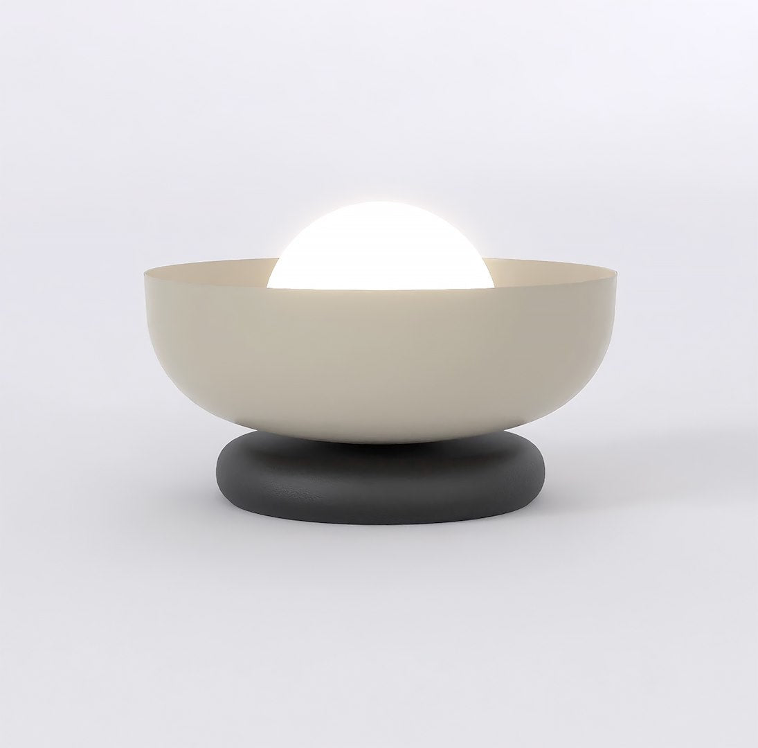 Lampe de chevet sur fond blanc, bol moka et socle noir, sphère allumée