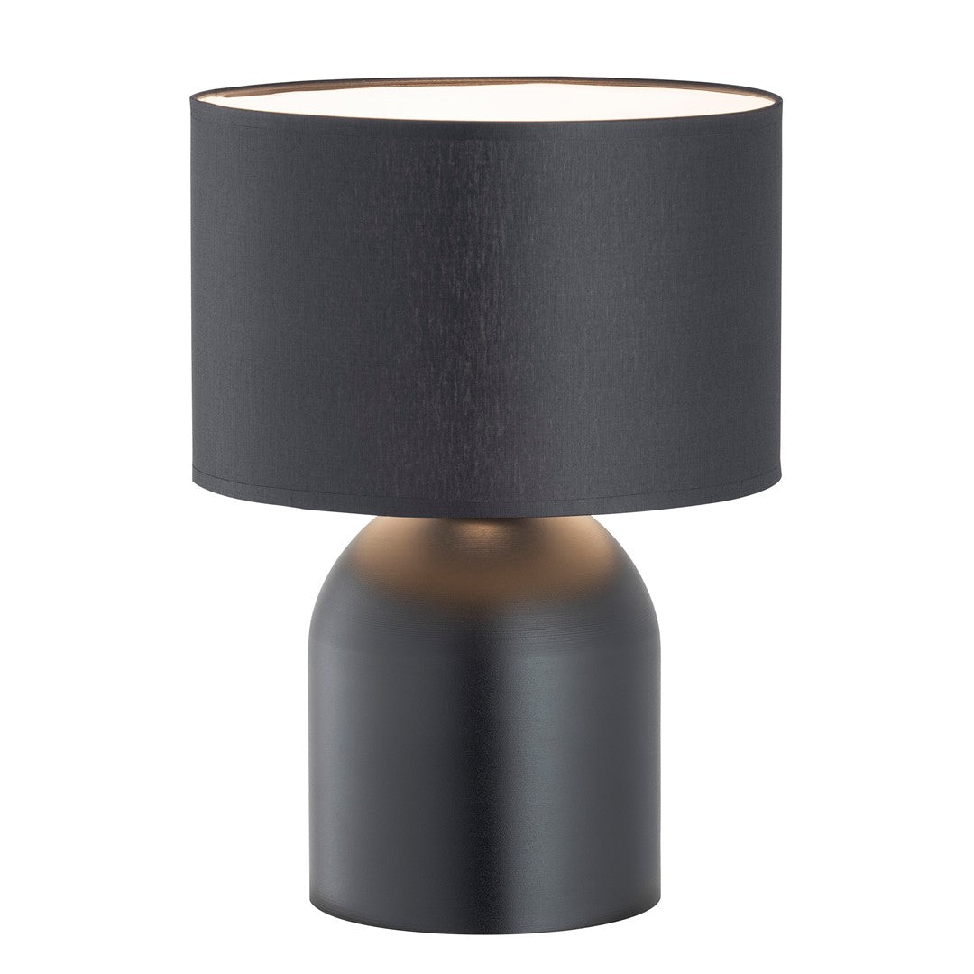 Lampe à poser de face, abat-jour noir cylindrique et pied arrondi sombre