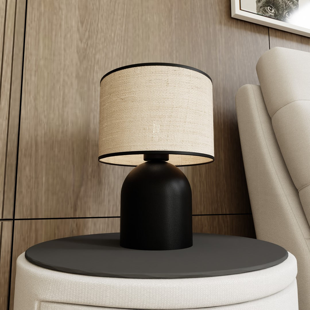 Mise en ambiance sur table ronde devant paroi bois, fauteuil beige, lumière douce
