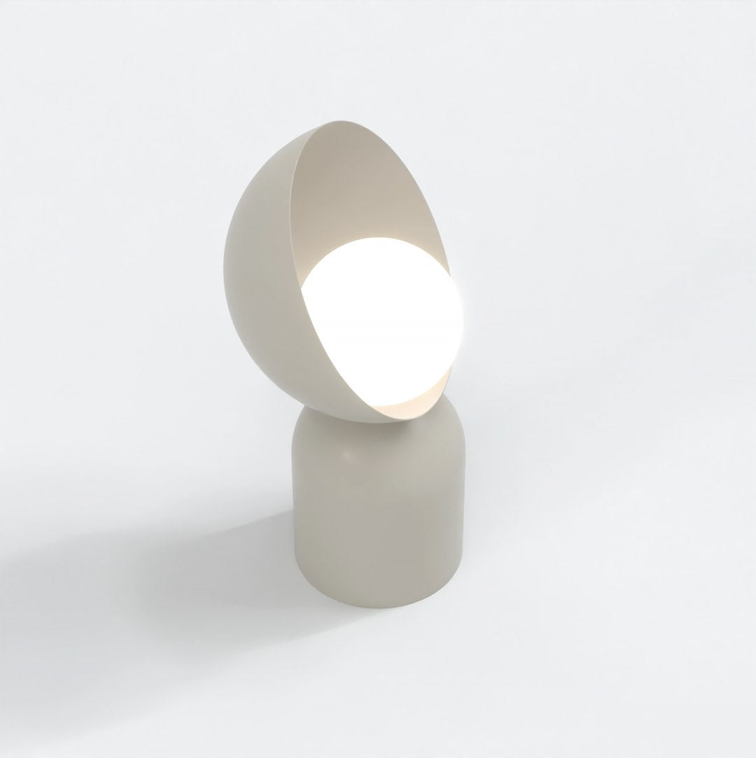 Vue de trois quarts avec abat-jour orientable incliné vers le bas sur socle