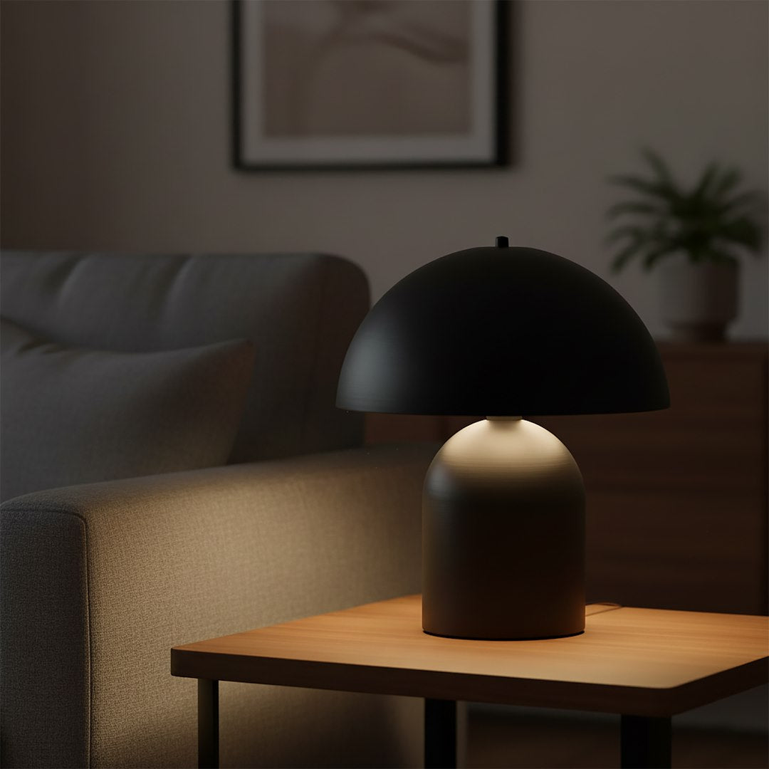 Ambiance nocturne dans un salon, lampe allumée sur table basse devant un canapé