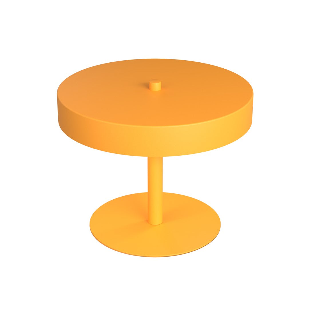 Lampe dorée vue de trois quarts, abat-jour circulaire plat et fine tige centrale